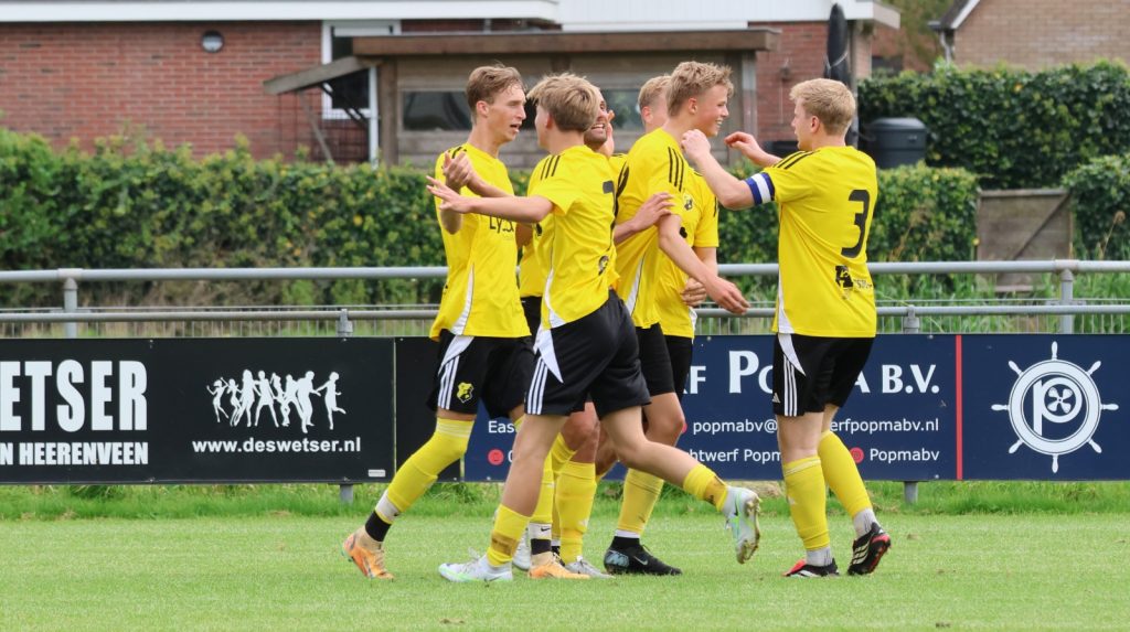 Jesper van der Sluis (midden) viert de 3-1