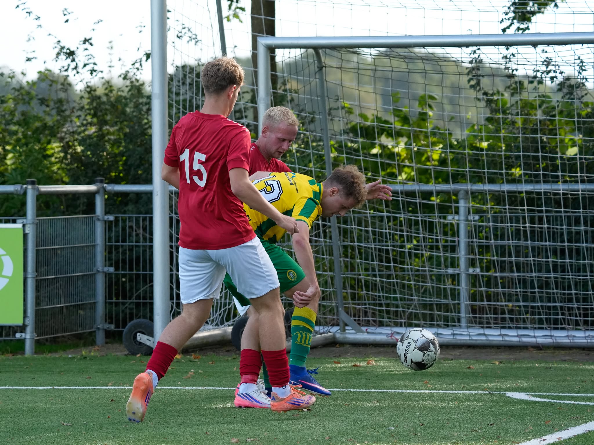 Vlijmscherp Harkema-Opeinde Fileert Tiental Rwf 3 Slotoffensief - duel om bal Harm van der Heide 1