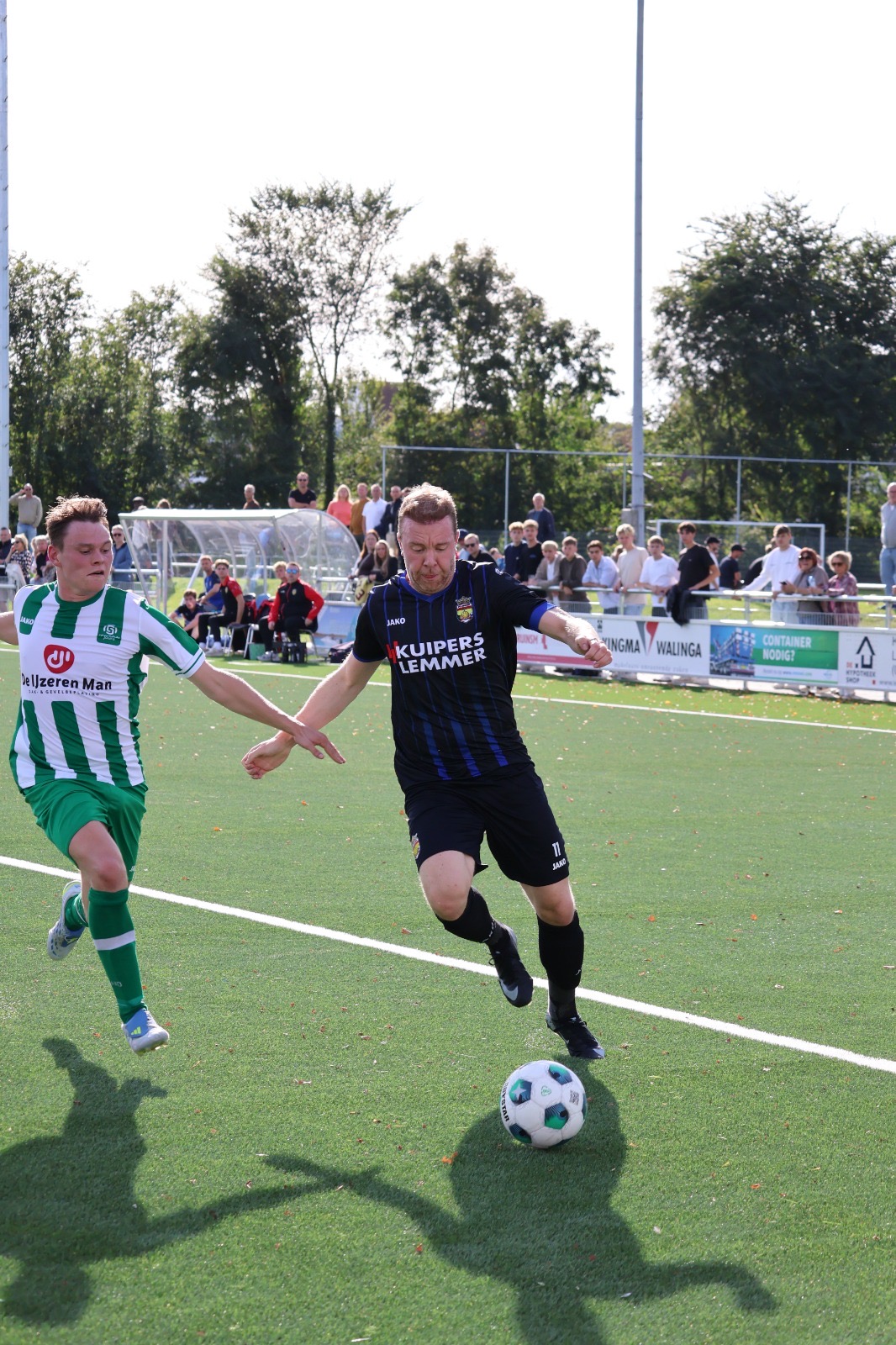 Fc Lemmer Op Officieel Geopend Kunstgrasveld Onderuit Tegen Sc Joure 1 Slotoffensief - Lourens Visser in duel met Milan Haringsma