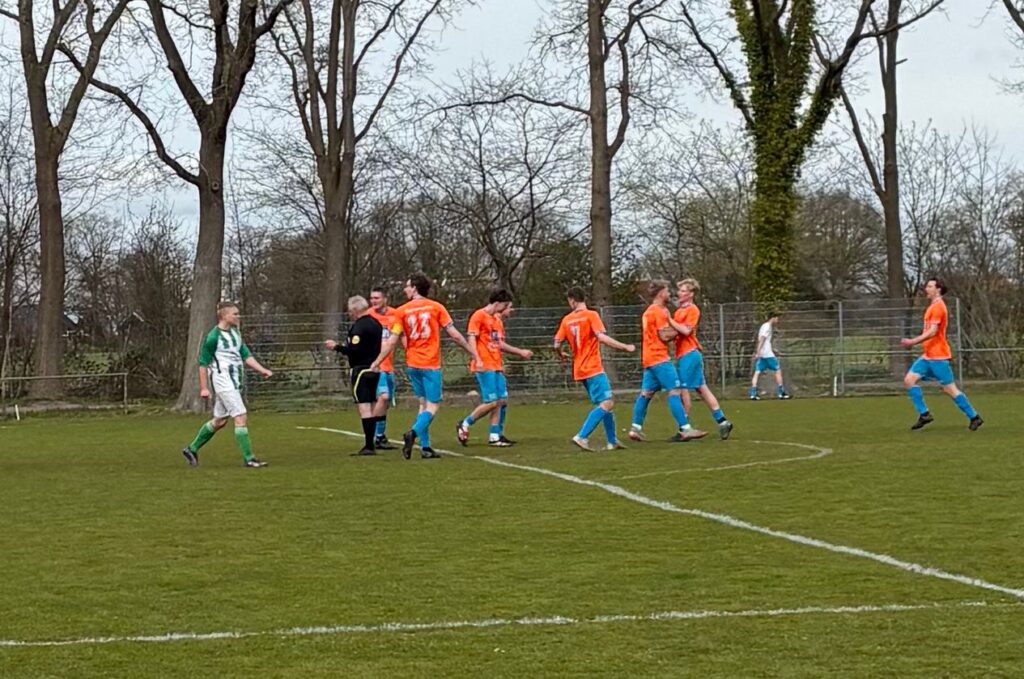 Tijnje juicht na de 2-3 van Wybe Halman