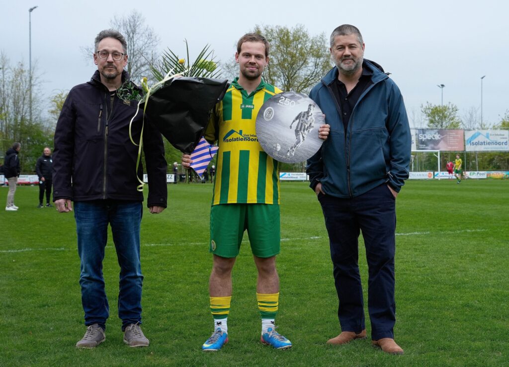 Harkema Opeinde huldigt Alex van der Tuin