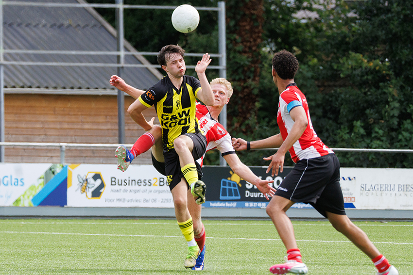 Bij de foto: Milan Veenstra in een duel om de bal. Foto Robert Wagter.