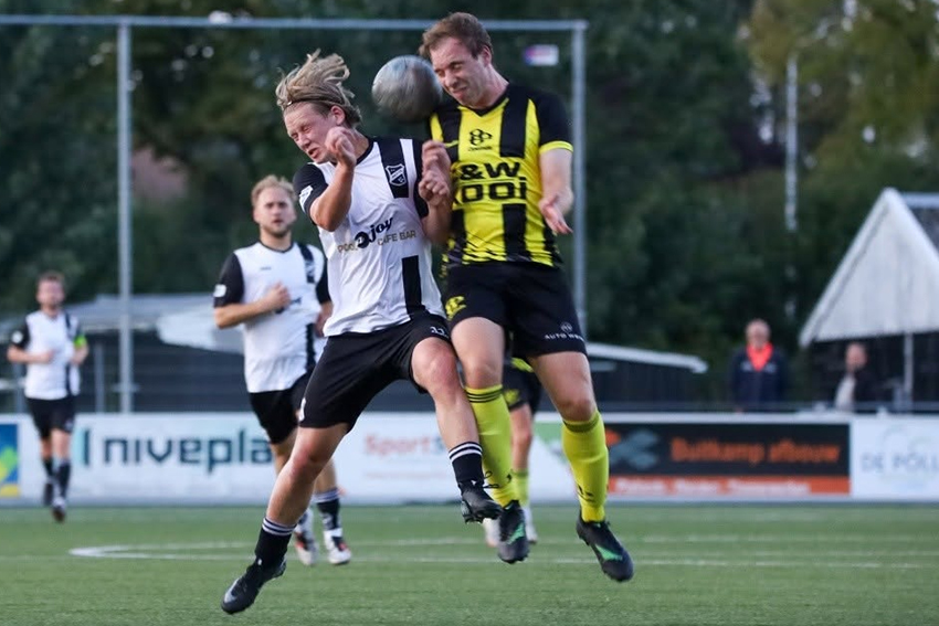 Bij de foto: Wilco Berghoef in een kopduel met een tegenstander. Foto Willem Veenstra VV Drachten.