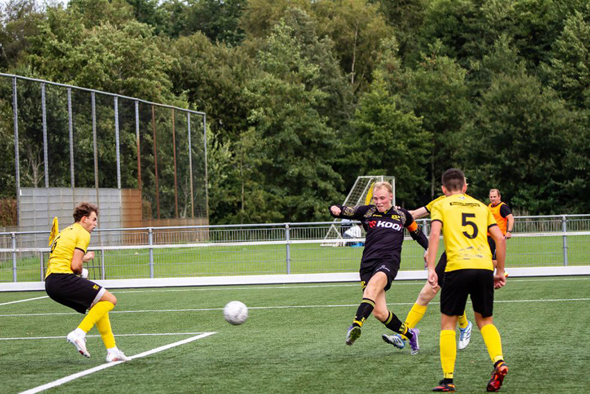 Bij de foto. Op aangeven van Thomas Landman schuit Janco van der Veen de 0-1 binnen. Foto Romke Visser.