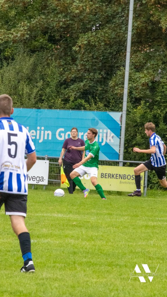 Merijn Laan aan de bal voor VV Tijnje.