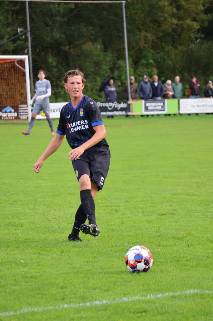Koen-Molenaar-speelt-de-bal