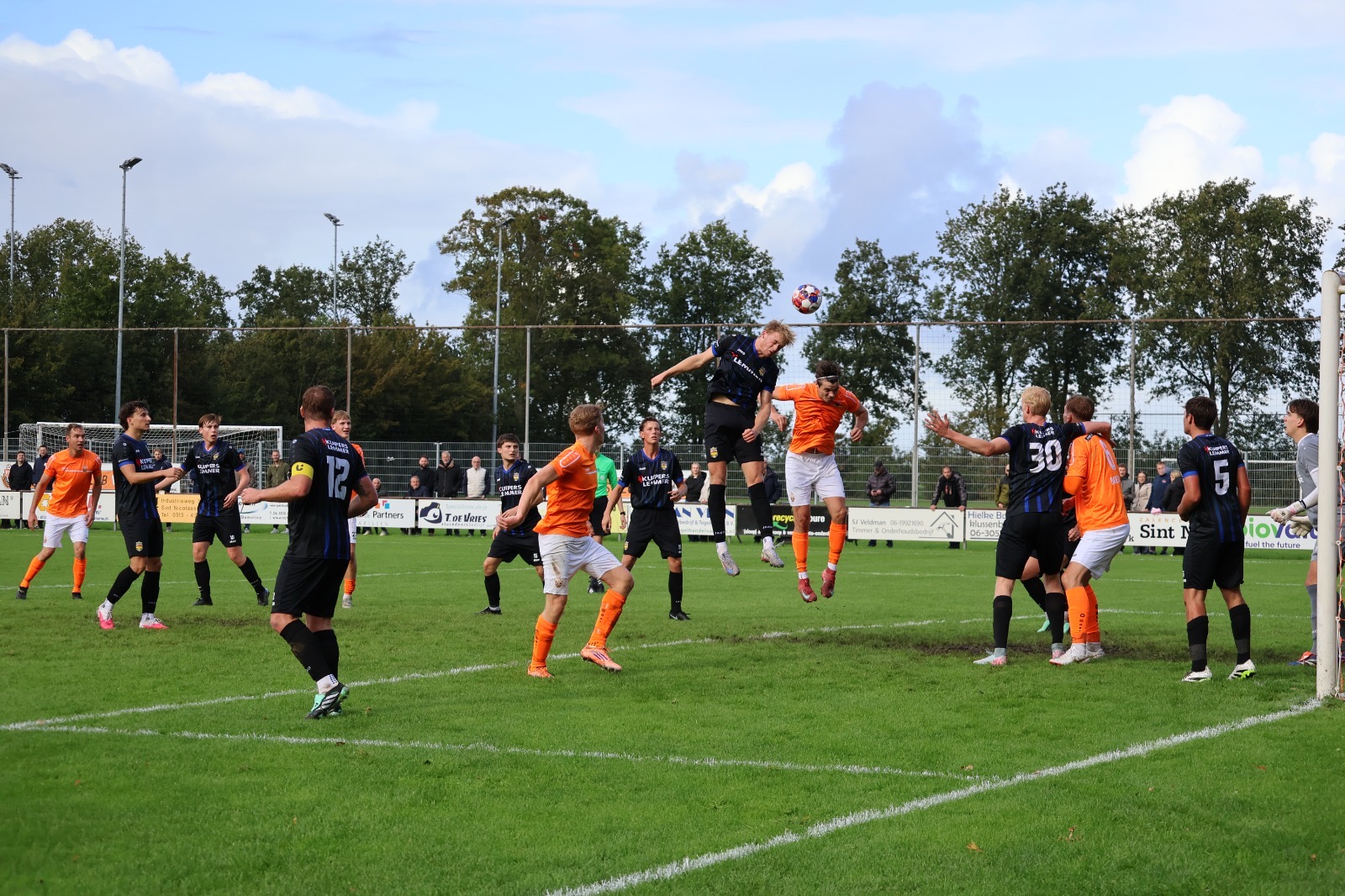 Hardwerkend Fc Lemmer Met Kleinst Mogelijke Verschil Onderuit Tegen Vvi 1 Slotoffensief - Spitsuur voor het doel van FC Lemmer