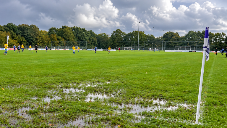 Slotoffensief - Verregend voetbalveld met hoekvlag