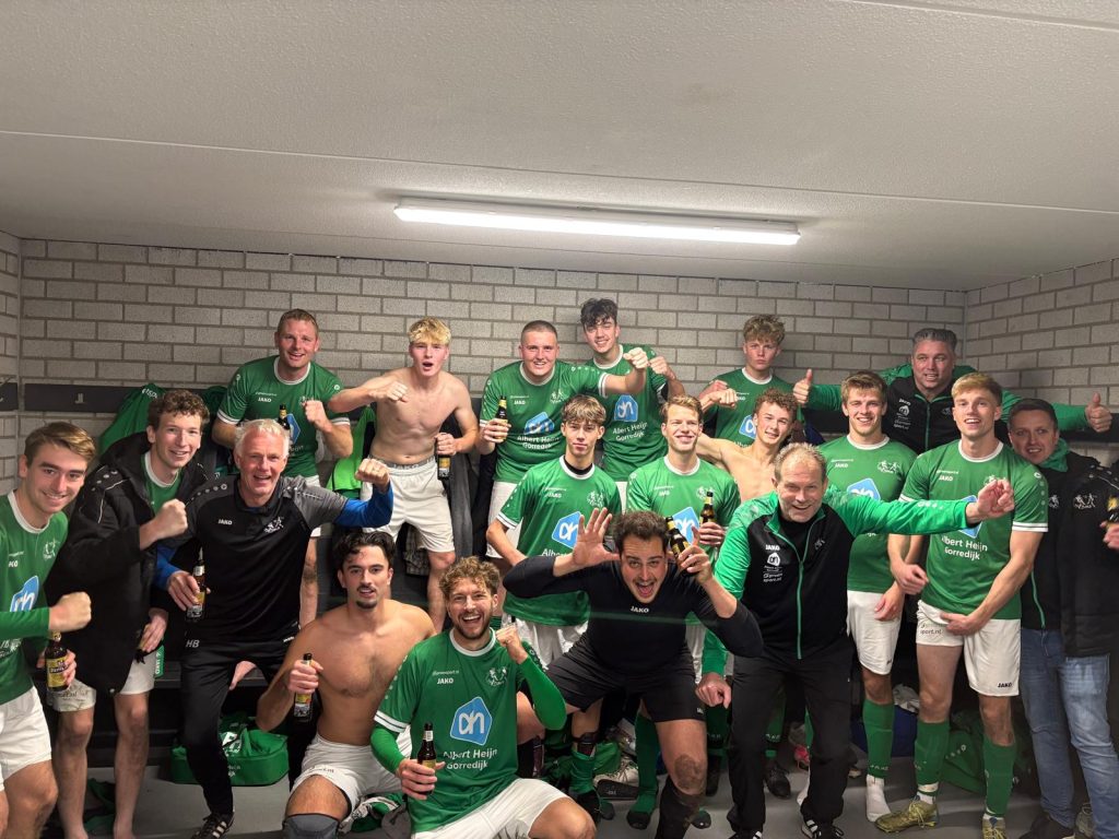 VV Tijnje viert feest na overwinning op Langezwaag